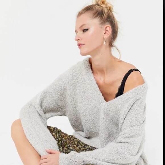 UO Rosie Cozy V-Neck Pullover Sweater Light Grey Medium - Picture 3 of 6